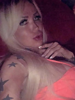 Dazzling tranny tart wants to have sex with you